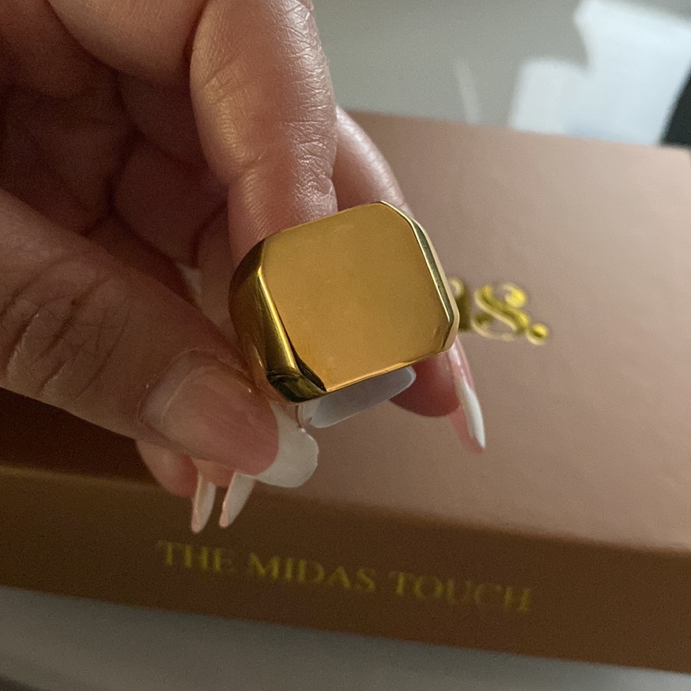 ❤️ Brand New Signet Ring • Size 7